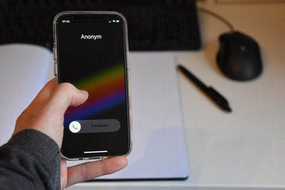 Anonymer Anruf geht auf Smartphone ein
