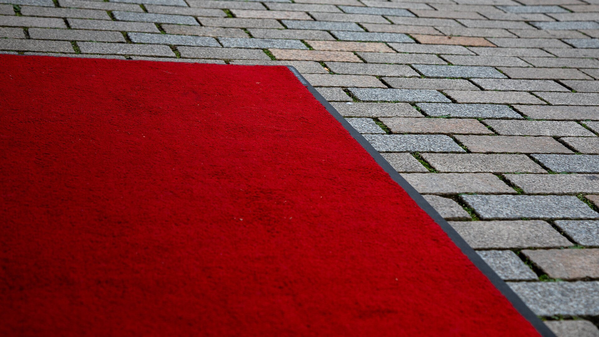 Folge 107: Warum ist der rote Teppich rot?