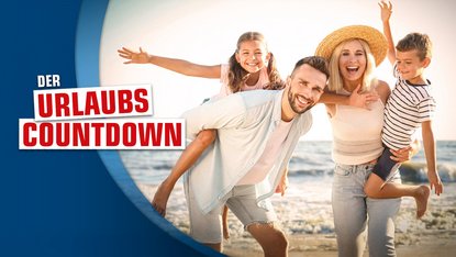 Eine Familie ist am Strand, Ein Mann trägt ein Kind Huckepack, eine Frau trägt ein Kind auf der Hüfte. Die Kinder strecken die Arme aus und alle lachen.